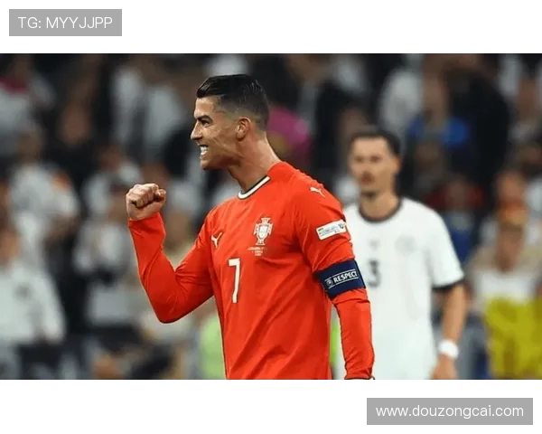 从巅峰到落泪：c罗世界杯谢幕背后的荣耀与不甘瞬间里的坚持与梦想