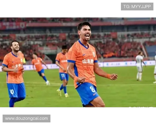 泰山外援瓦科社交媒体晒庆祝照喜迎开门红三分到手展现球队团结精神